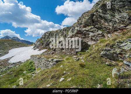 Timmelsjoch passage alpin près de Sölden Ötztal montagnes du Tyrol en Autriche avec les ruines abandonnées de ce qui reste de la garnison italienne Banque D'Images