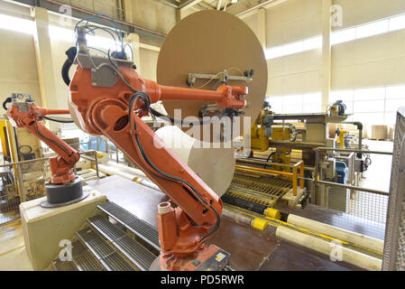 Robot industriel dans une usine de papier - automatisation dans une usine moderne - recyclage de déchets de papier Banque D'Images