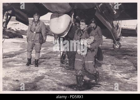 Junkers Ju 88 A-4 V4 +FR (Werk Nr. 3543) semble avoir rez en boucle par mauvais temps. Ces accidents pourraient être mortels pour tout l'équipage coincé dans le cockpit du Ju 88 et à cette occasion d'Opérateur Obergefreiter Hans Lemke a été tué lorsque l'avion a renversé lors d'un vol non opérationnel le 13 mars 1942. Banque D'Images