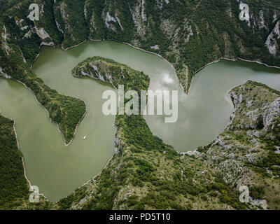 L'Uvac Gorge, dans le sud de la Serbie est surtout connu pour ses méandres enchâssé dans un 100 m (330 ft) profond canyon. Banque D'Images