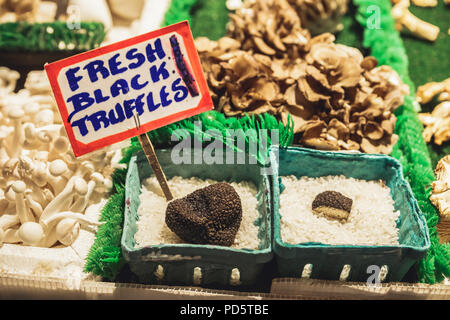 Seattle, Washington, USA - Juillet 6, 2018 : Noir Frais Truffels exposées au marché Pikes Place à Seattle, Washington, États-Unis Banque D'Images