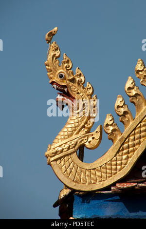 Battambang au Cambodge, Golden dragon sculpture sur toit à Wat Kandal Banque D'Images