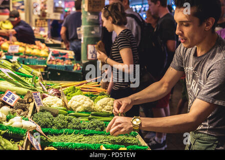 Seattle, Washington, USA - Juillet 6, 2018 : Les gens n'shopping at Pikes Place Market à Seattle, Washington, États-Unis Banque D'Images