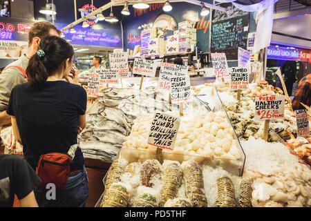 Seattle, Washington, USA - Juillet 6, 2018 : Les gens faire du shopping au marché aux poissons de Pike Place à Seattle, Washington, États-Unis Banque D'Images