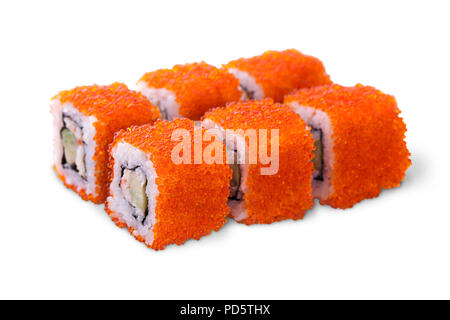 Un jeu de rouleaux de Californie orange couverts ou tobiko masago caviar sur une planche en bois sur fond blanc Banque D'Images