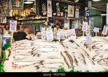 Seattle, Washington, USA - Juillet 6, 2018 : Le saumon sauvage mis en vente au marché aux poissons de Pike Place à Seattle, Washington, États-Unis Banque D'Images