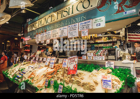 Seattle, Washington, USA - Juillet 6, 2018 : La variété de fruits de mer à la vente de poissons de Pike Place Market à Seattle, Washington, États-Unis Banque D'Images