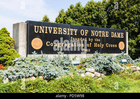 Notre Dame - Circa 2018 Août : panneau d'entrée à l'Université de Notre Dame. Notre Dame est une université catholique privée célèbre pour les combats d'Iri Banque D'Images