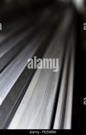 Les barres de métal acier carré de texture métallique tubes Banque D'Images