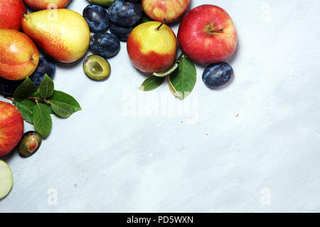 Divers fruits frais. Les pommes, poires et de grâce sur fond rustique Banque D'Images