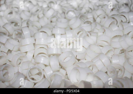 Beaucoup de plaine blanche coussinets comme parties d'un produit final de l'industrie plastique Banque D'Images