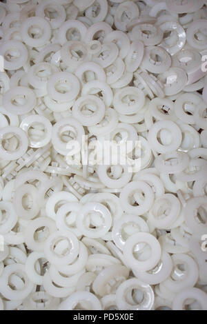 Beaucoup de plaine blanche coussinets comme parties d'un produit final, la production de l'industrie plastique Banque D'Images