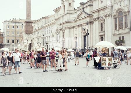 ROME, ITALIE - 29 juin 2018 : les touristes visiter le célèbre et la superbe Piazza Navona Banque D'Images