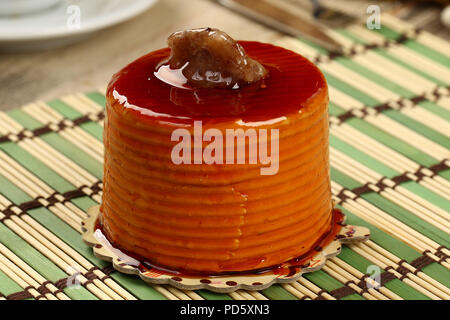 Gâteau au caramel sur la plaque Banque D'Images