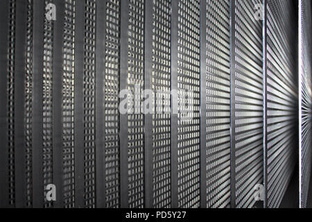 Pile de feuilles d'acier perforé pour traitement dans une usine de métal Banque D'Images