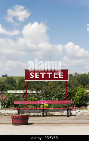 Signer et audience à régler de la gare, du Yorkshire, UK Banque D'Images