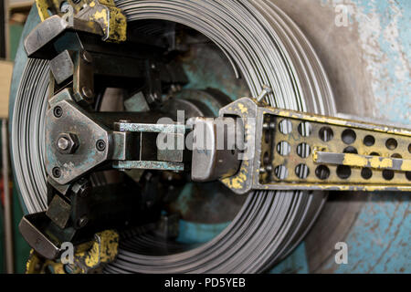 Bobine de fil métallique en acier machine device pour le matériel et d'alimentation en le déroulant cintreuse en usine Banque D'Images