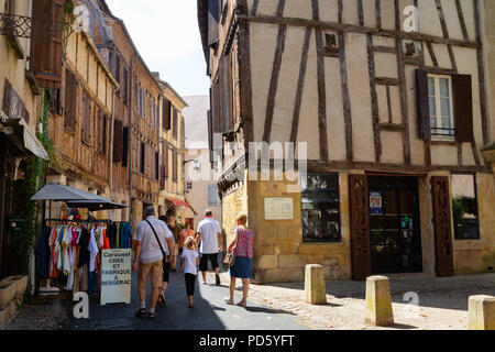 Les touristes dans les rues étroites de la vieille ville de Bergerac, Bergerac, Dordogne, France Europe Banque D'Images