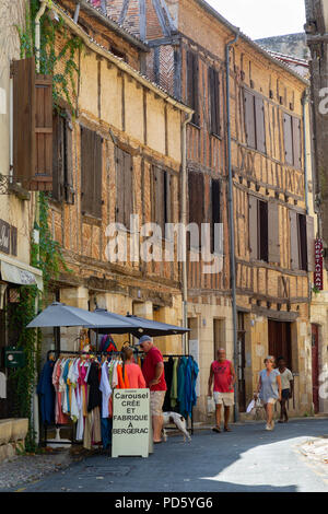 Les gens de shopping dans la vieille ville médiévale de Bergerac ville, Bergerac, Dordogne, France Europe Banque D'Images