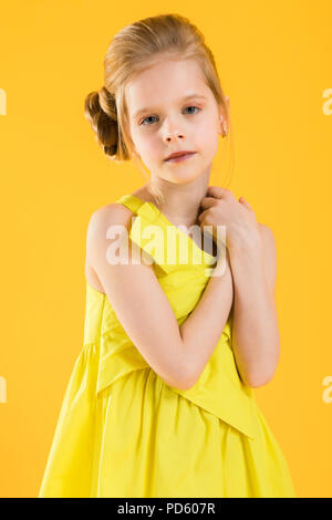 Portrait d'une jeune fille blonde à la taille. Banque D'Images