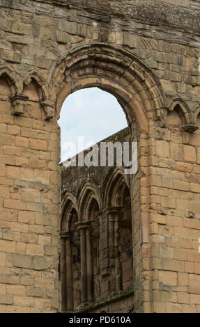 Détail architectural des ruines de l'abbaye de Jedburgh, une Abbaye Augustinienne de styles roman et gothique précoce. Banque D'Images