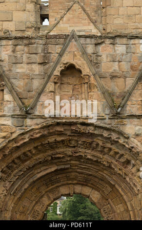 Détail architectural des ruines de l'abbaye de Jedburgh, une Abbaye Augustinienne de styles roman et gothique précoce. Banque D'Images