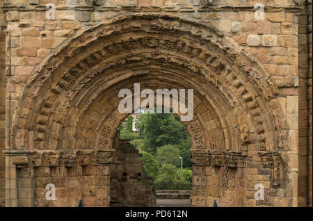 Détail architectural des ruines de l'abbaye de Jedburgh, une Abbaye Augustinienne de styles roman et gothique précoce. Banque D'Images