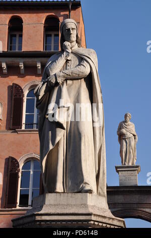 Statue de Dante Alighieri à Piazza dei Signori à Vérone Veneto, Italie Banque D'Images