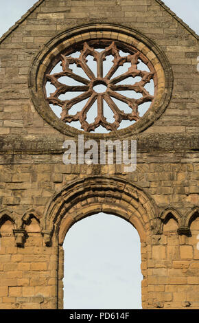 Détail architectural des ruines de l'abbaye de Jedburgh, une Abbaye Augustinienne de styles roman et gothique précoce. Banque D'Images