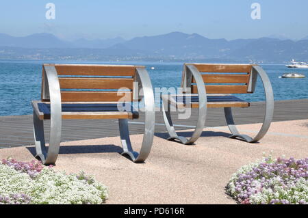 Promenade sur les bancs vides Bardolino lac de Garde, Italie Banque D'Images