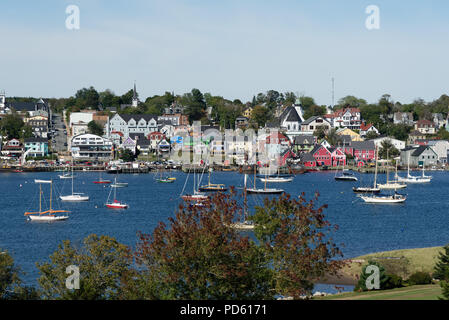 Lunenburg, Nouvelle-Écosse / Canada - le 18 août 2015 : La bâtiments colorés et des navires sur le front sont vus de l'autre côté du port. Banque D'Images