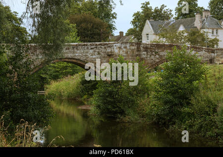 Le pont Canongate a mené les gens à travers le Jed l'eau en Jedburgh depuis le xvie siècle. Banque D'Images