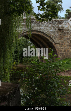 Le pont Canongate a mené les gens à travers le Jed l'eau en Jedburgh depuis le xvie siècle. Banque D'Images