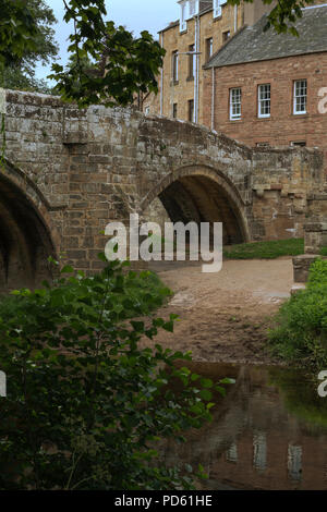 Le pont Canongate a mené les gens à travers le Jed l'eau en Jedburgh depuis le xvie siècle. Banque D'Images