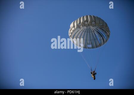 Un parachutiste britannique descend à Castle Zone de chute au cours de l'Université de Leapfest Rhode Island, West Kingston, R.I. Le 5 août 2018, 5 août 2018. Est le plus grand, le Leapfest plus ancien international, de formation en parachutisme en ligne statique de la concurrence et de l'événement organisé par le 56e commandement de troupes, la Garde nationale de Rhode Island pour promouvoir des techniques de niveau et l'esprit de corps au sein de la communauté dans l'internationale. (U.S. Photo de l'armée par le Sgt. Josephine Carlson). () Banque D'Images