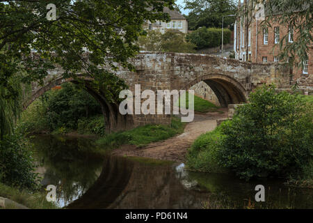 Le pont Canongate a mené les gens à travers le Jed l'eau en Jedburgh depuis le xvie siècle. Banque D'Images