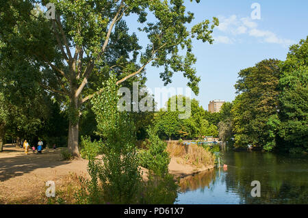 Victoria Park et Lake dans l'East End londonien, au début d'août, pendant la canicule 2018 Banque D'Images