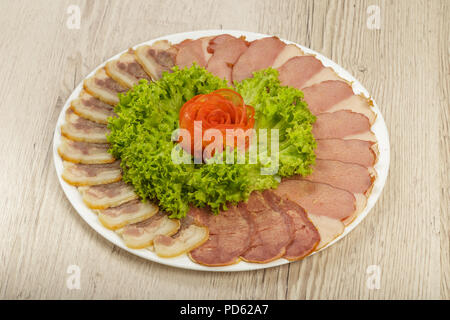 Coupes de différentes variétés de saucisses sur une assiette. Banque D'Images