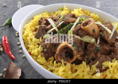 Traditionnel repas de curry indien plaqué Banque D'Images