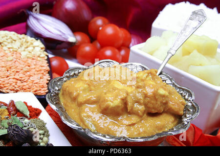 Traditionnel repas de curry indien plaqué Banque D'Images