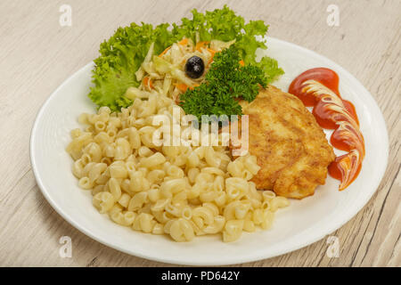 Les pâtes avec un morceau de viande grillée et de la salade. Banque D'Images