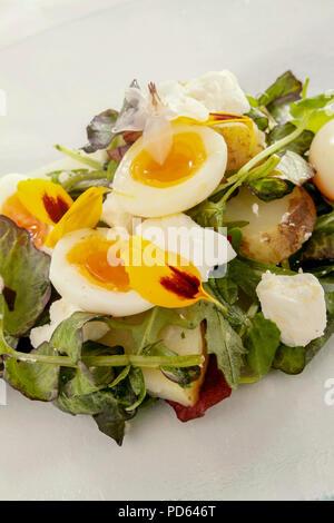 Salade de jambon et oeuf de caille Banque D'Images