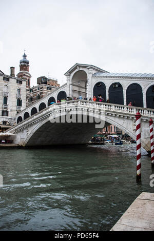 Pont du Rialto sur le Grand Canal, Venise Banque D'Images