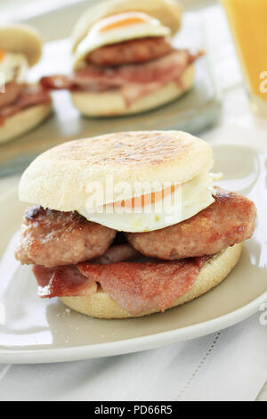 Saucisses cuites et des oeufs bacon muffin petit déjeuner Banque D'Images