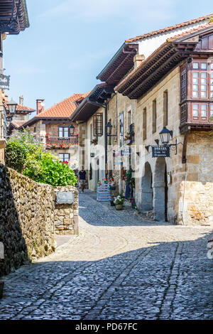 Santillana, Espagne - 8 juillet 2018 : rue typique de la ville, il y a de nombreux bâtiments historiques. Banque D'Images