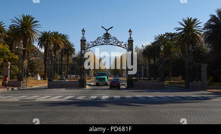 MENDOZA, ARGENTINE, le 06 août 2018. Portes de la General San Martín de Mendoza, les portes du parc, à partir de 1907 Définir l'entrée du parc, la Société Générale Banque D'Images