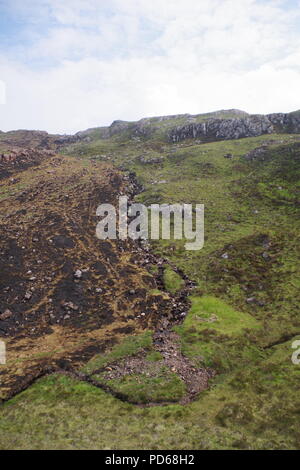 Brûler la montagne qui dévale à Diabaigas Torridonian Airde Loch à travers grès par le feu a brûlé les fougères. Torridon, Ecosse, Royaume-Uni. Banque D'Images