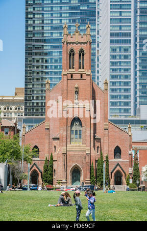 San Francisco, 22 mai : la belle église catholique Saint Patrick et les jardins Yerba Buena, le 22 mai 2017 à San Francisco, Californie Banque D'Images