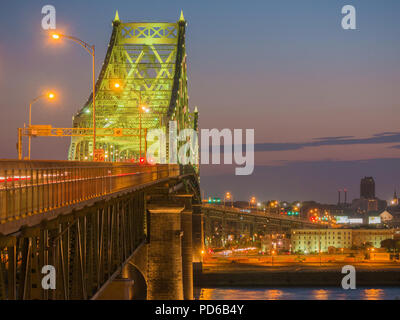 L'exposition à long shot de l'éclairage du pont Jacques-Cartier à Montréal, Québec, Canada. Banque D'Images