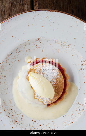 La rhubarbe et pommes dessert avec de la crème anglaise Banque D'Images